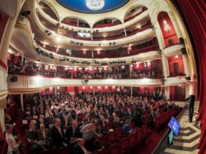 800 personas en encuentro en París