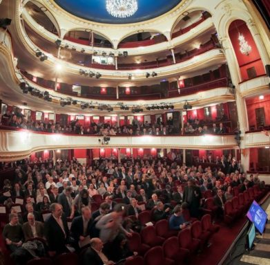 800 personas en encuentro en París