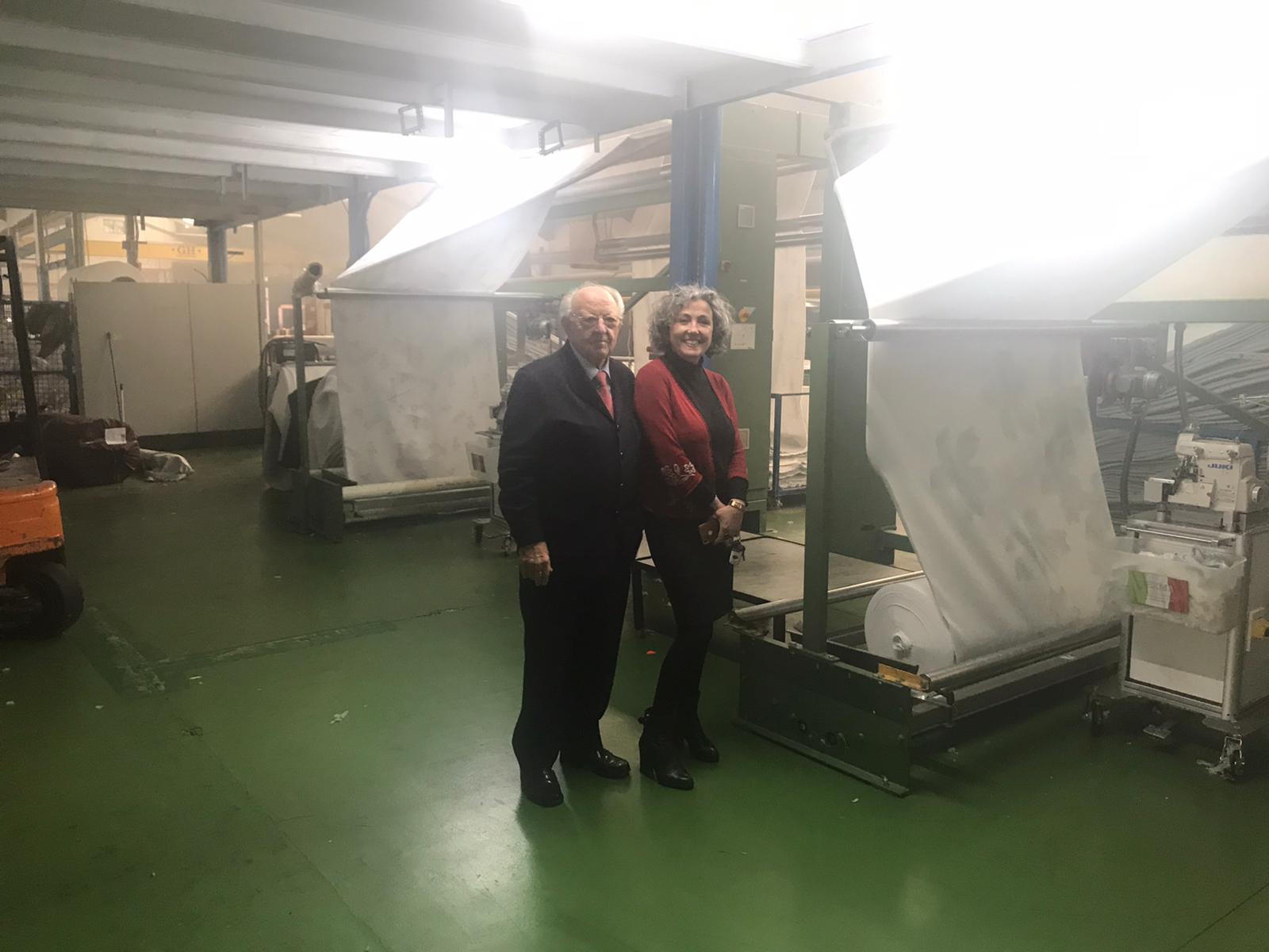 vicente calatayud y lola piña en la fábrica de entex textil